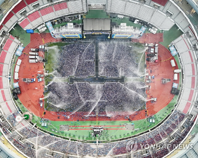 지난 2일 오후 서울 송파구 잠실종합운동장 주 경기장에서 가수 싸이의 흠뻑쇼 공연이 펼쳐지고 있다. 1984년 9월 준공된 잠실올림픽주경기장은 연면적 11만1천792㎡으로 6만5599석의 좌석이 설치돼 있다. 최대 수용인원은 약 10만명에 달한다. [연합뉴스]